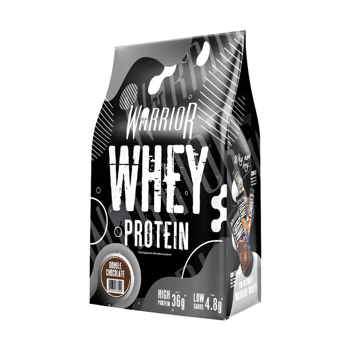 Weiße Dose Warrior Whey Protein 1kg mit schwarzem und rotem Label, Produktname und Geschmacksrichtung nicht sichtbar
