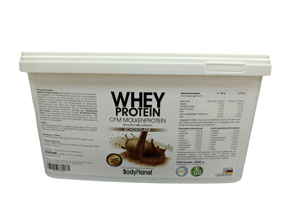 Weißer Becher mit blauem Deckel, Aufschrift „Whey Protein BodyPlanet“, Nährwertangaben und Logo sichtbar.