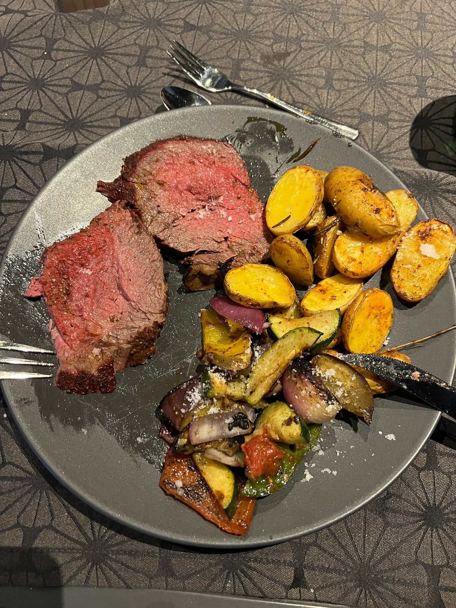 Wagyu Steak mit Kartoffeln und Gemüse